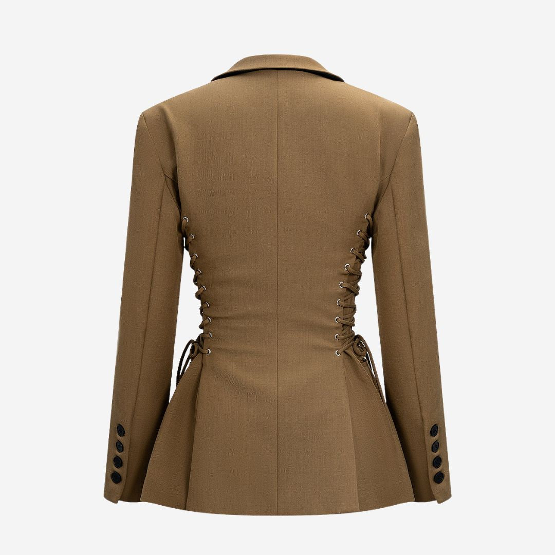 Brun figursydd kavaj med snörning i sidorna och spetsiga slag