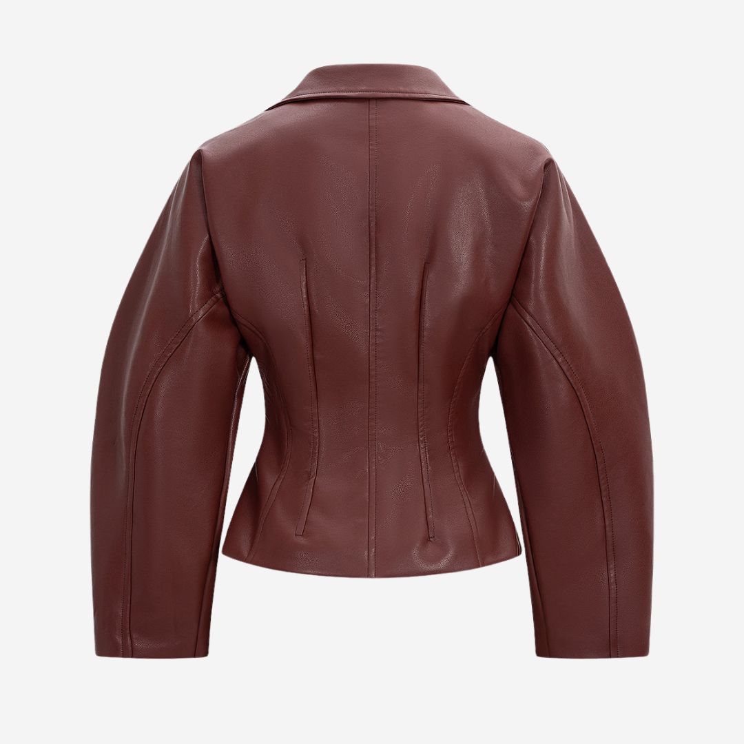 Bourgogne figursydd jacka i konstläder med strukturerade ärmar och markerad midja
