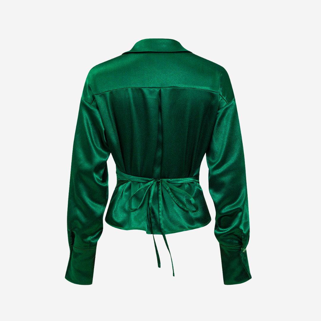 Smaragdgrön satintopp med omlottframsida och långa ärmar