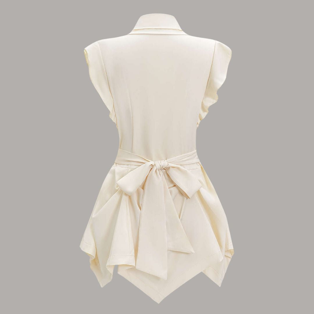 Elegant elfenbensvit topp med figurnära midjeskärning, dekorativa knappar och knytband i ryggen