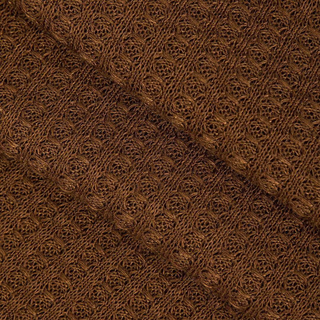 Midiklänning i brun våffelstickad jersey med avskuren axelringning och asymmetrisk volangkant