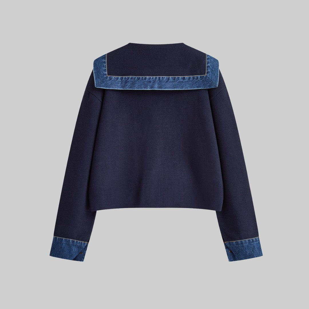 Marinblå stickad kort jacka med denimdetaljer, sjömanskrage och guldfärgade knappar