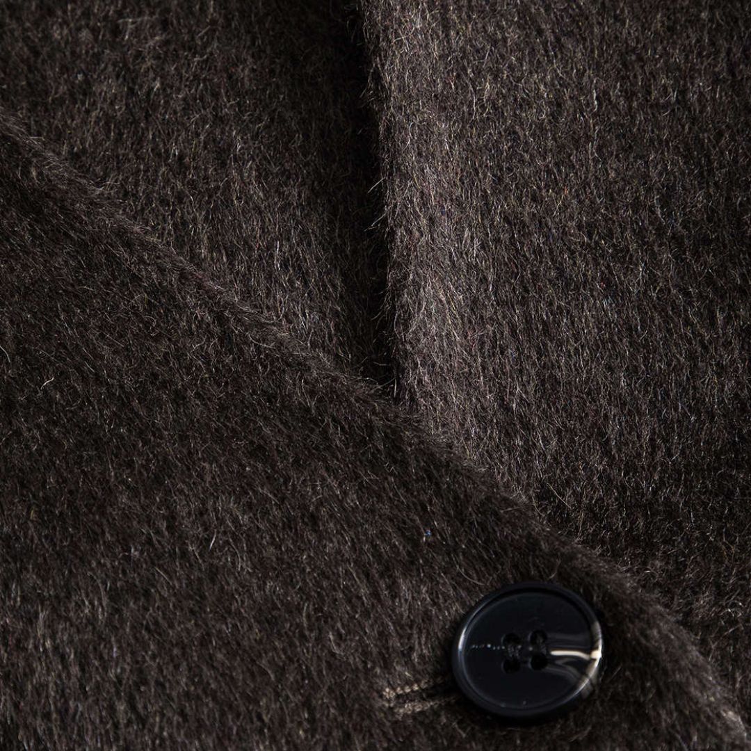 Mörkbrun lång ullkappa med avtagbar halsduk och fuskpälskantade ärmar