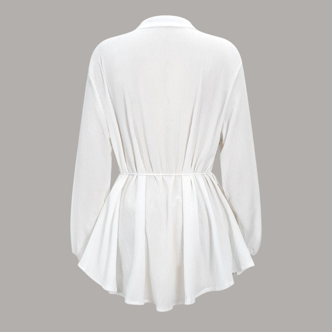Vit tunikablus i krinklat tyg med knytmidja, ståkrage och långa ärmar