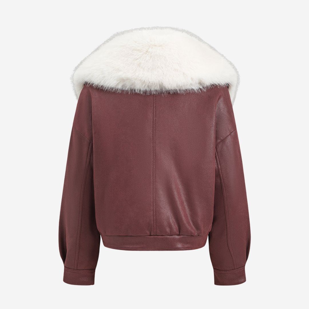 Vinröd bomberjacka i imitationsläder med stor vit fuskpälskrage och fickor med lock
