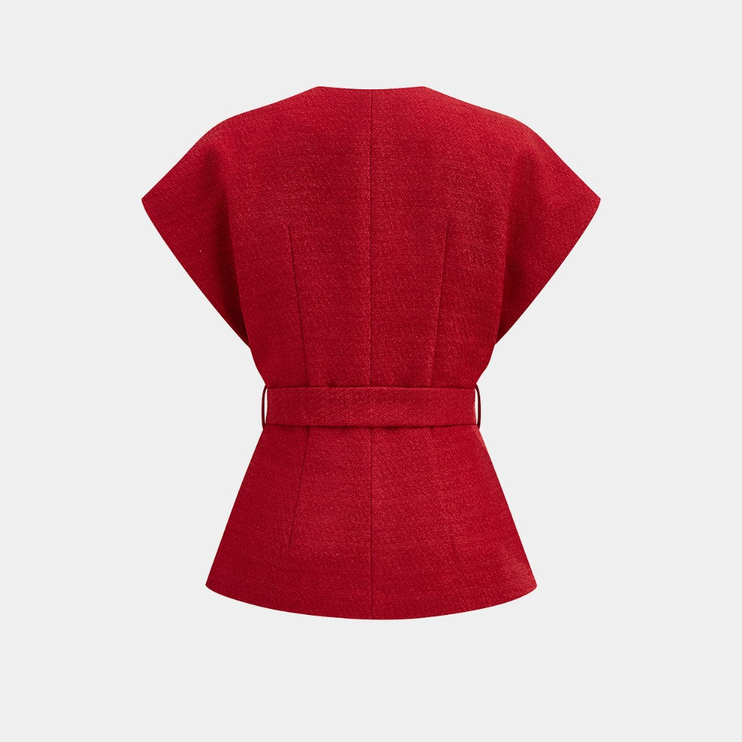 Kort röd väst i vävt tyg med bälte och knappar