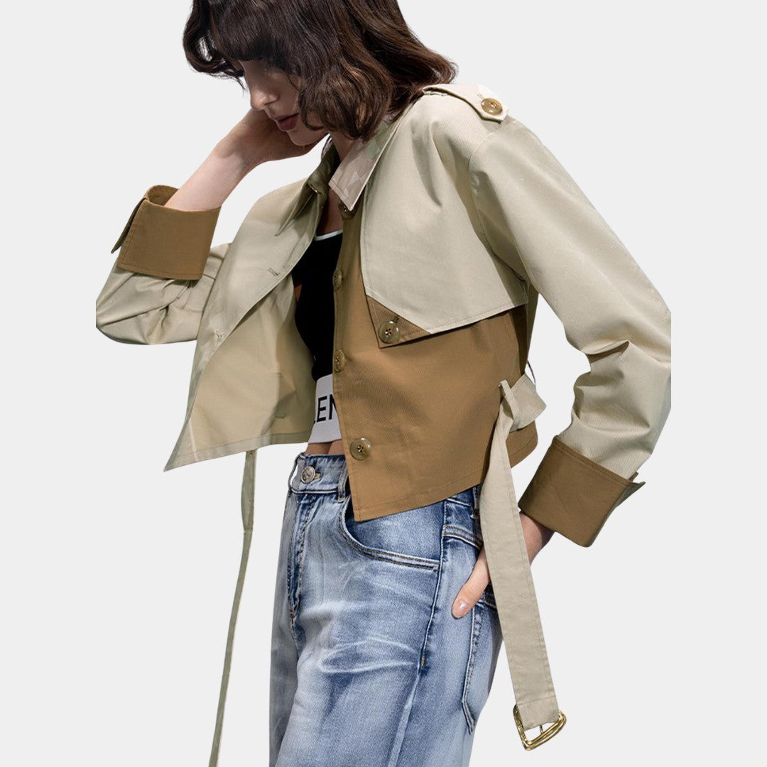 Kort trenchjacka i tvåtonad design med bälte och stormklaff