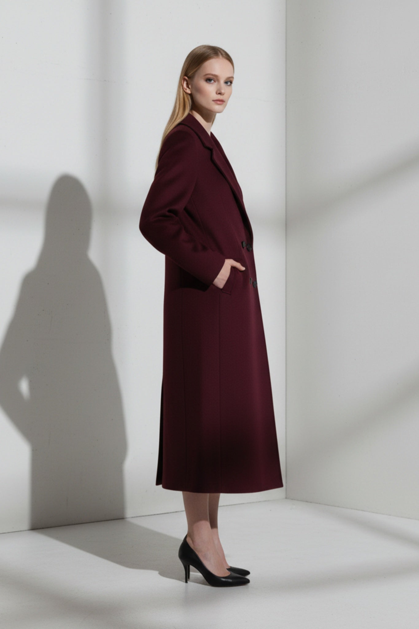 Lång ullblandad kappa i vinrött med dubbelknäppning