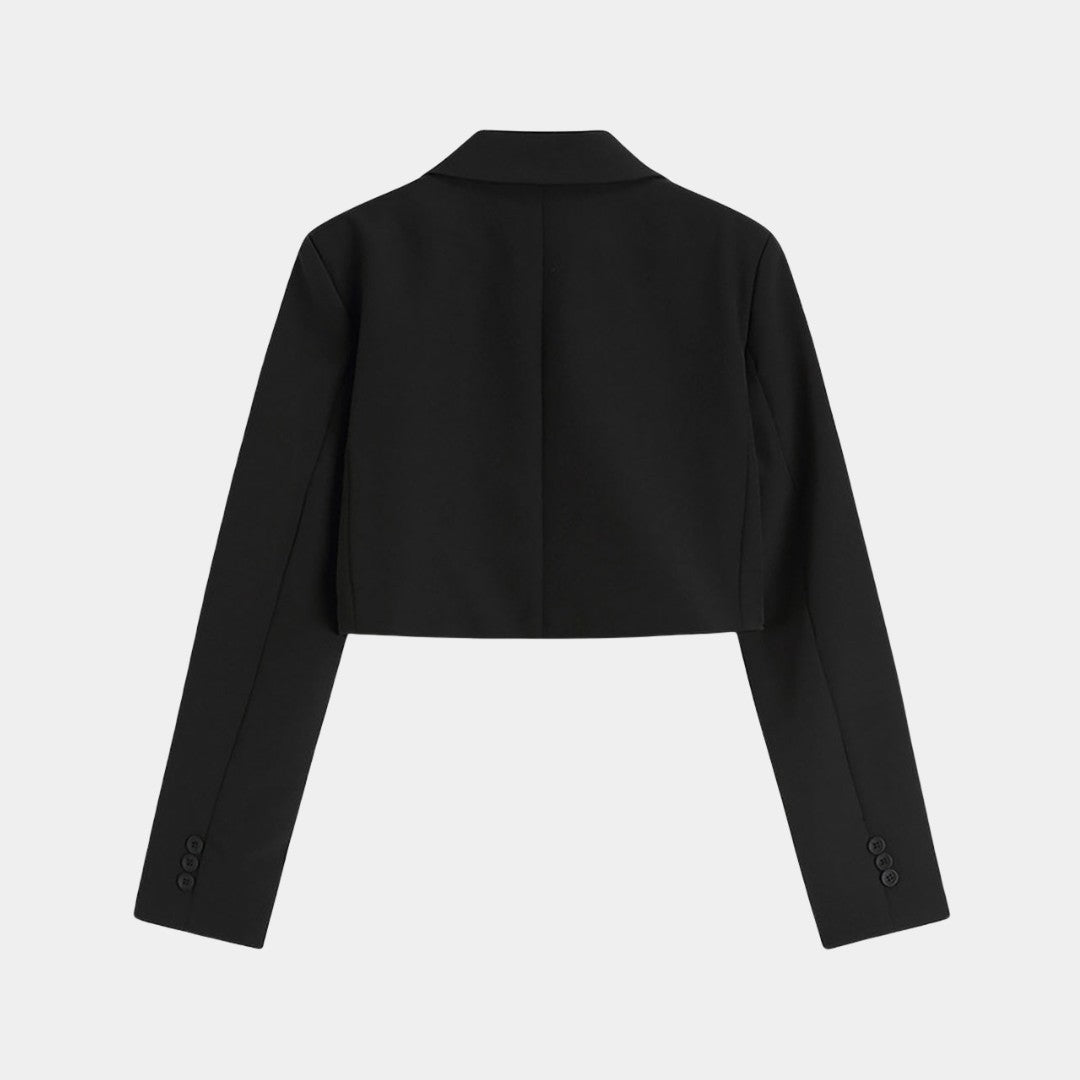 Kort svart kavaj med slagkrage enkel knäppning och fodrad insida