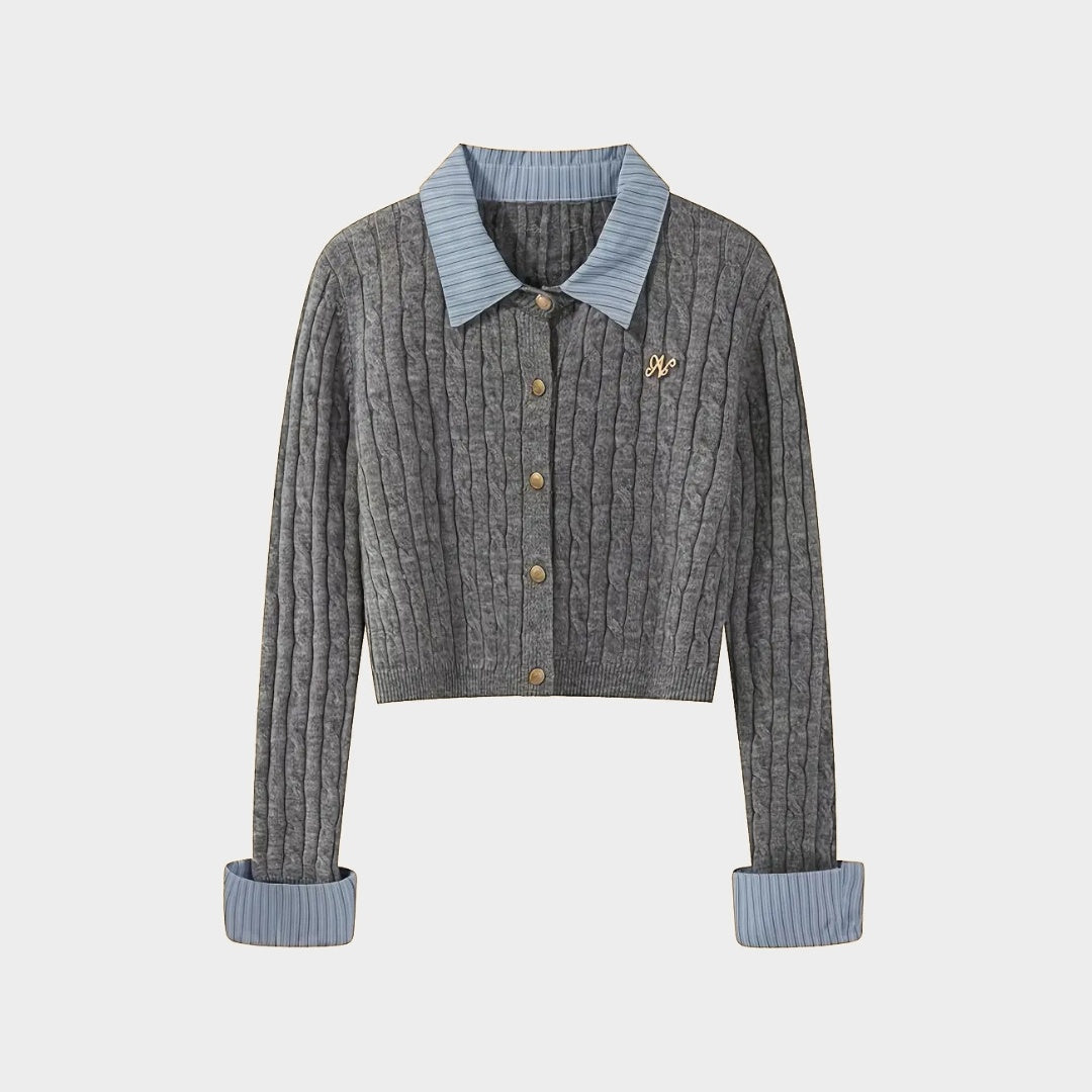 Stickad kofta med kabelmönster skjortkrage och manschetter