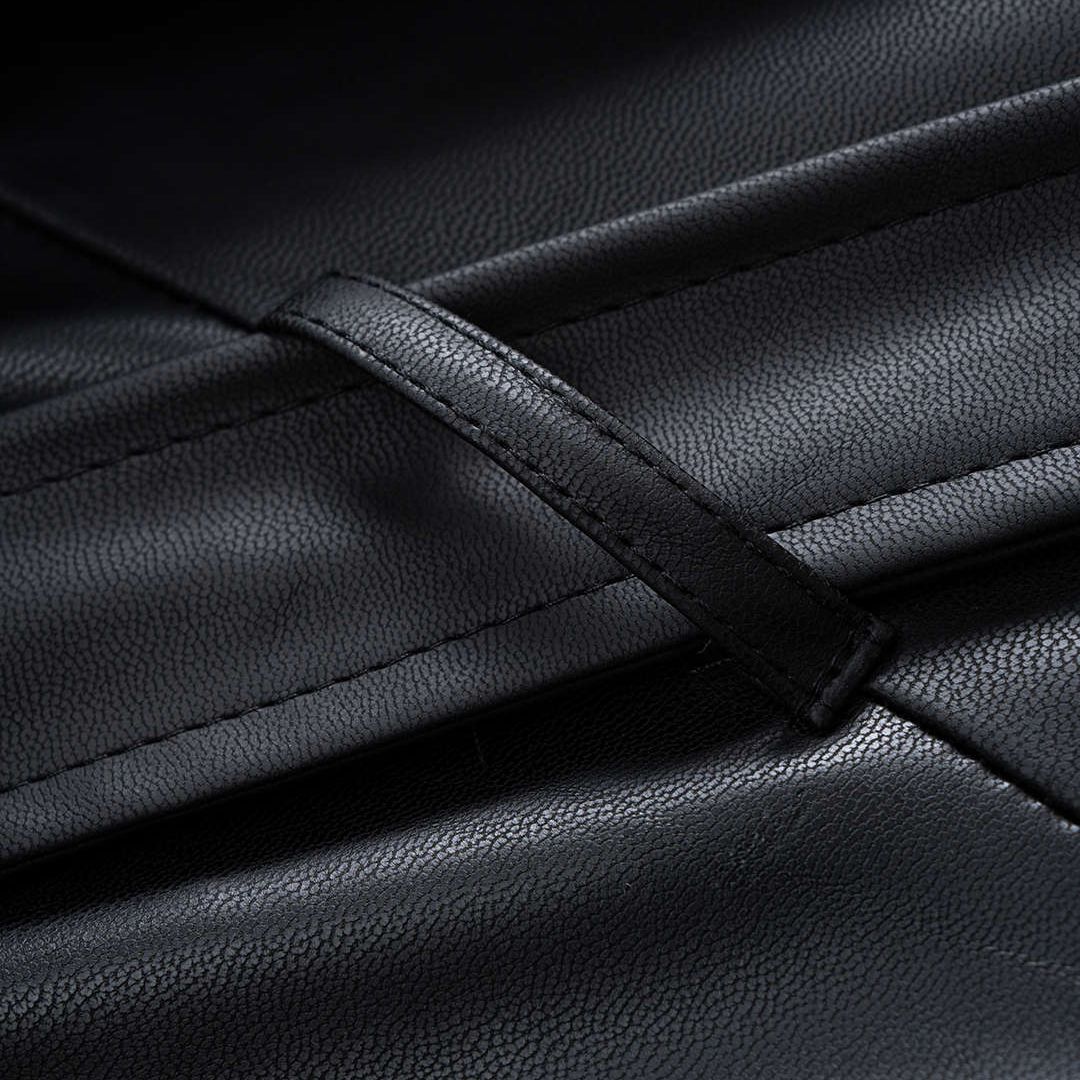 Svart lång trenchkappa i fusk­läder med skärp och klassisk krage för dam