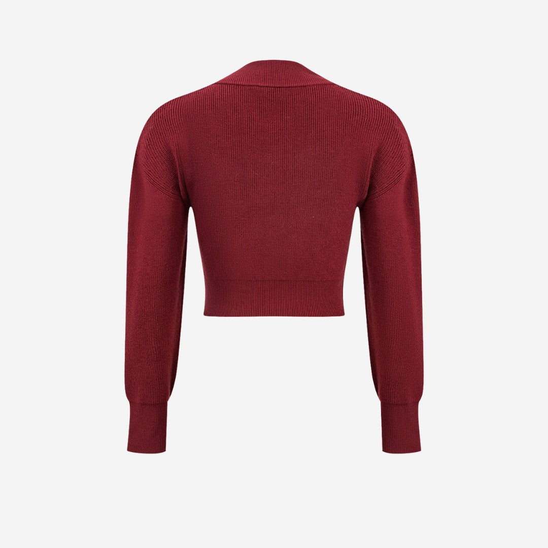 Vinröd kort stickad cardigan med fyrkantig halsringning och dekorativa knappar