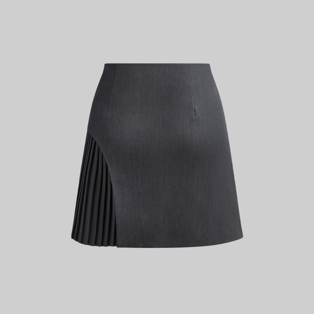 Kort veckad kjol med asymmetrisk design och bältdetalj