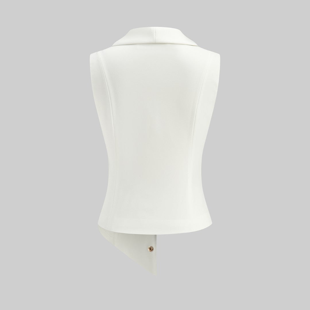 Ärmlös vit väst med asymmetrisk fåll och dekorativa guldknappar