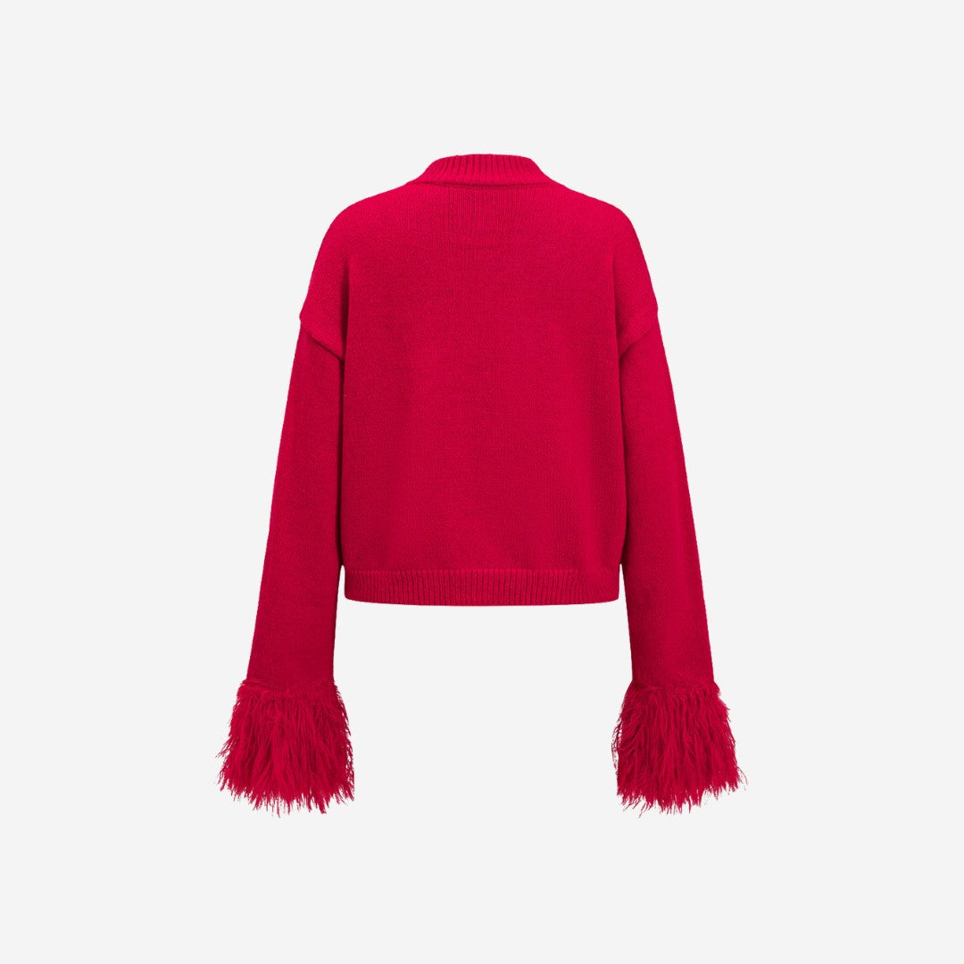 Röd stickad kofta med knappslå och långa ärmar med fuskpälsdetalj