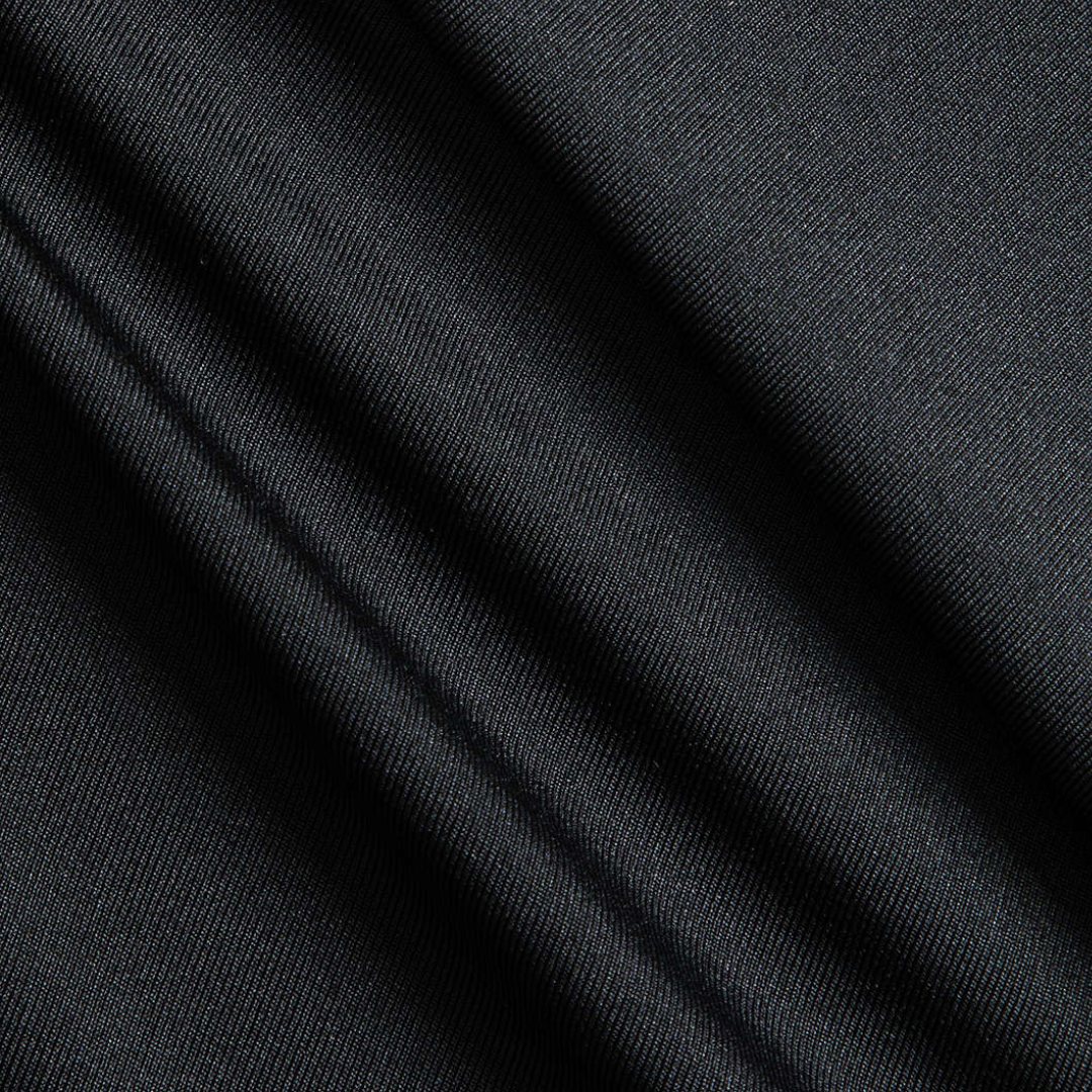 Svart lång figurnära klänning med djup urringning, axelurtag och slits i mjuk stretchig trikå