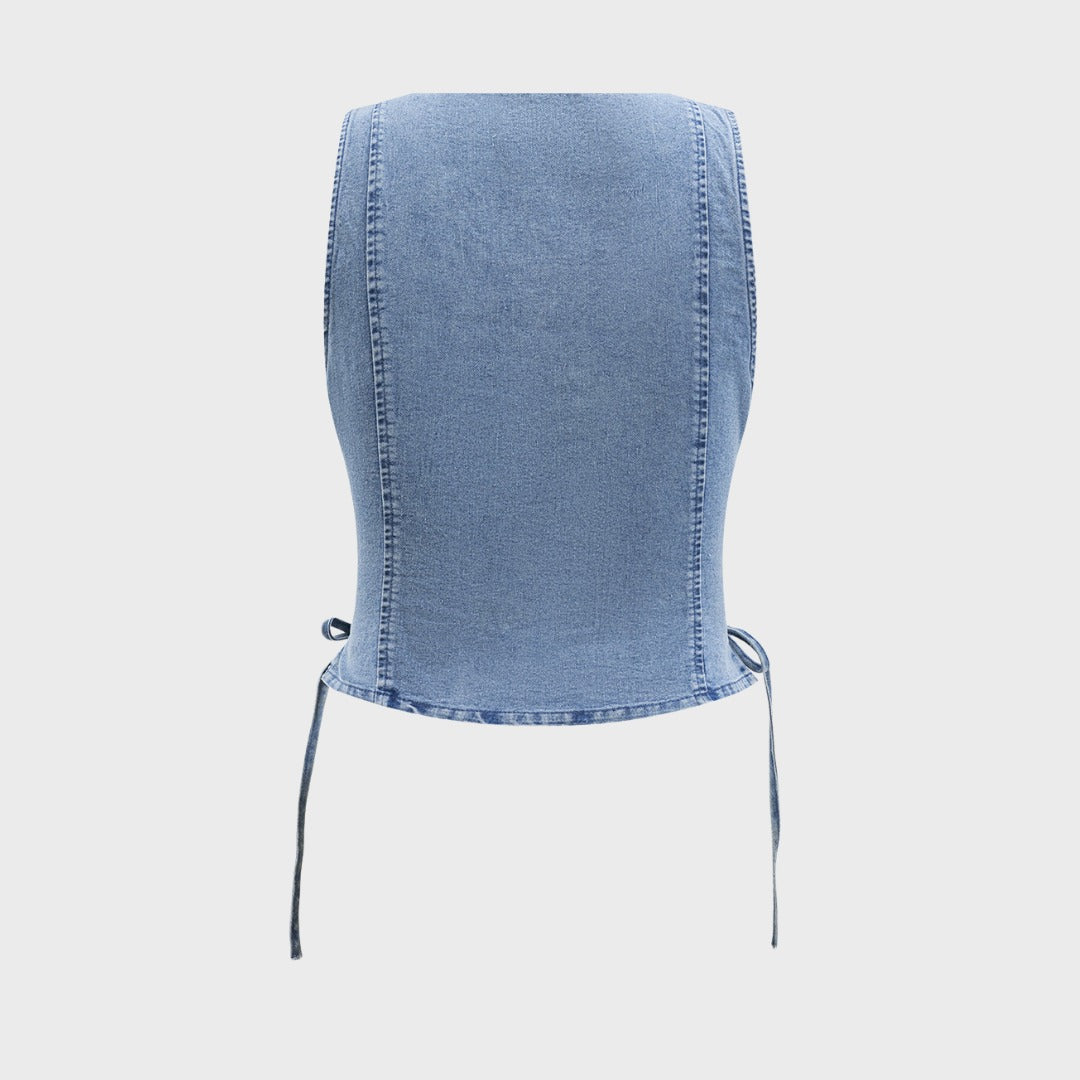 Ärmlös denimväst med snörningsdetaljer och knappar framtill