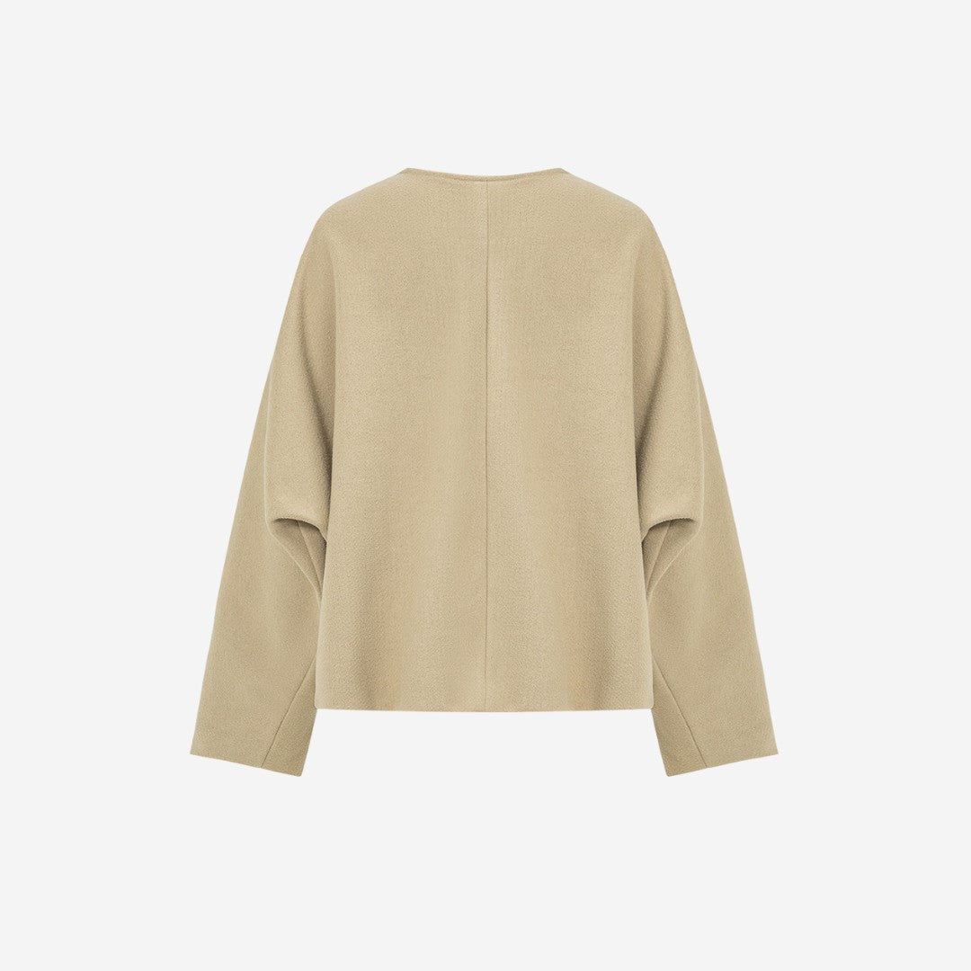 Beige stickad kavaj med djup V-ringning och knappar framtill