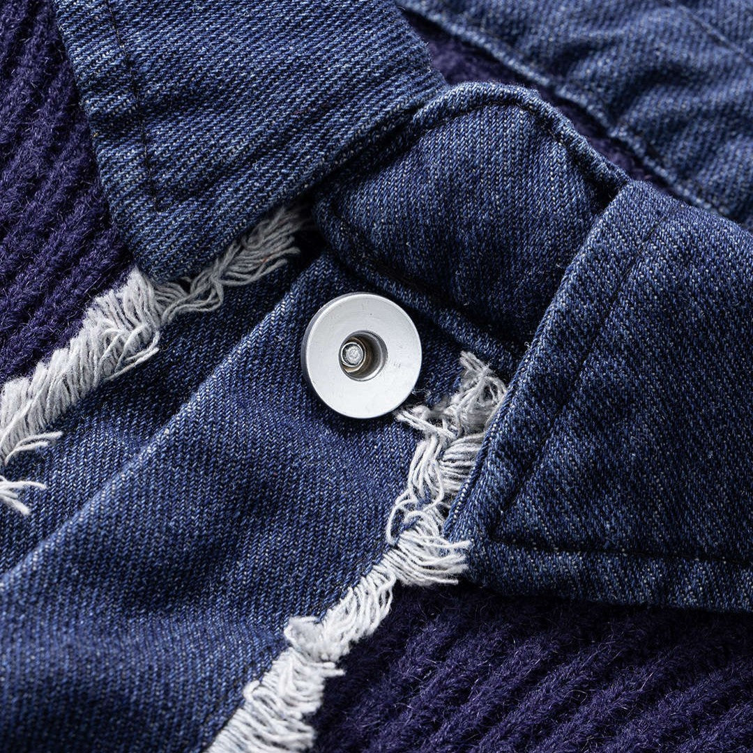 Marinblå stickad cardigan med denimkrage och fransade kanter