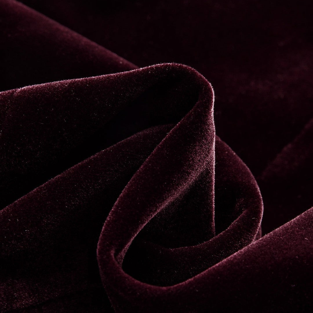 Vinröd sammetsjacka med dekorativa guldfästen och figursydd silhuett