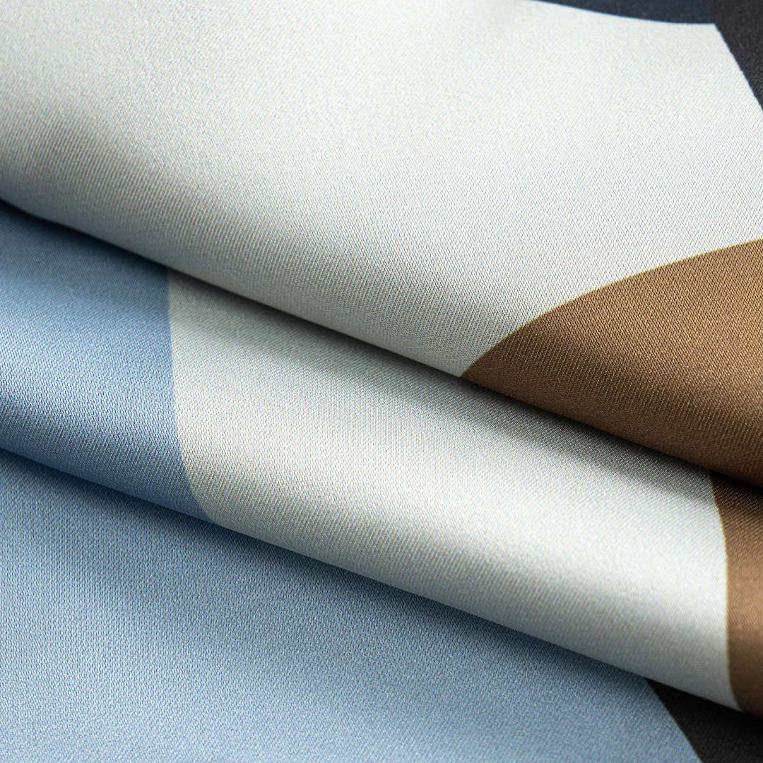 Mönstrad satinklänning med draperad halsringning, figurnära midipassform och utan stretch