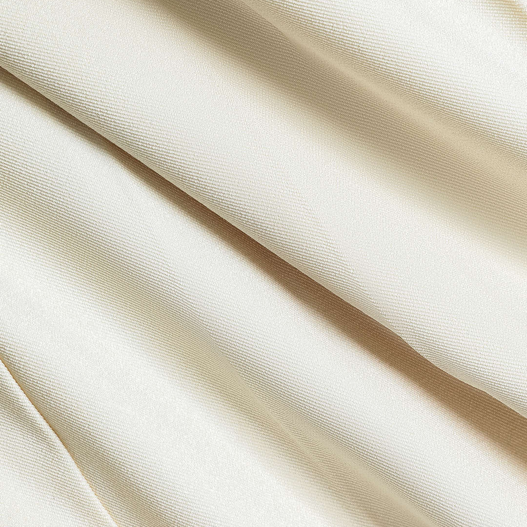 Elfenben lång axelbandslös klänning med plisserad kjol i mix av jersey och twill