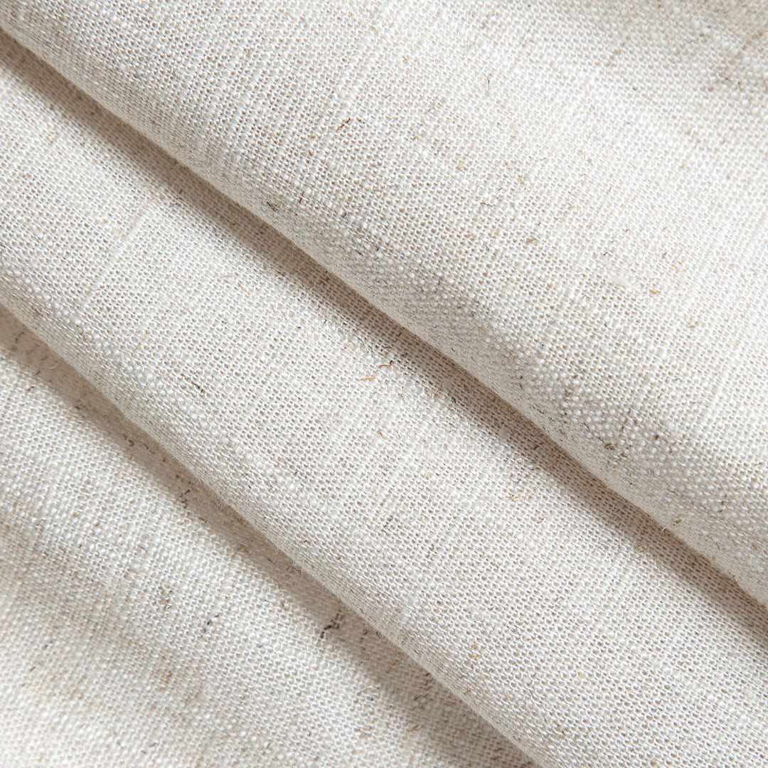 Beige skjorta i linneliknande tyg med svarta kontrastdetaljer