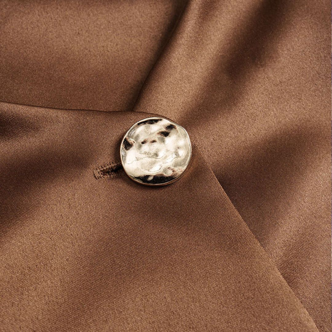 Brun satintopp med puffärmar och dekorativ knappdetalj