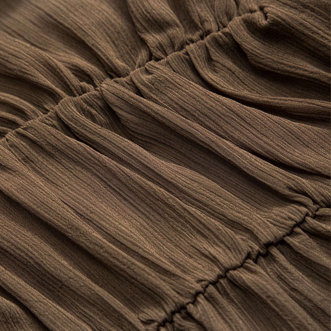 Brun transparant volangblus i lätt strukturerat tyg med markerad midja och knytband