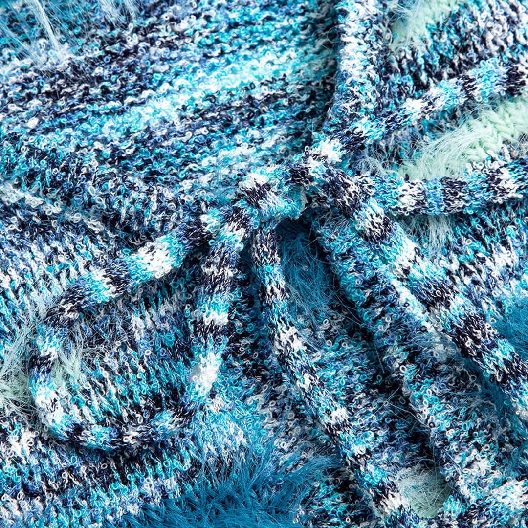 Stickad tröja med ränder, fluffiga ärmdetaljer och knytdetalj framtill