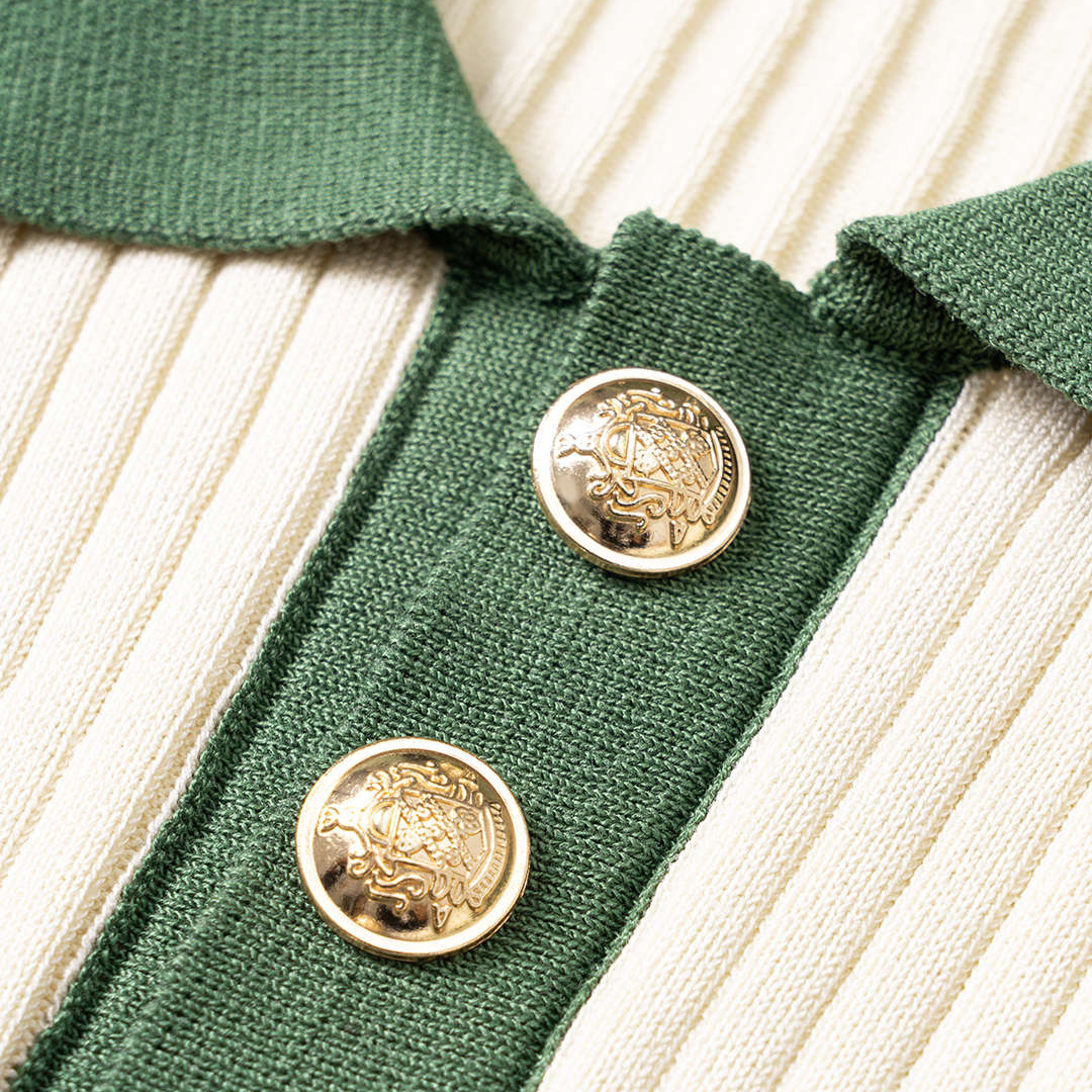 Stickad midiklänning med krage, knappslå, kort ärm och kontrastfärgade detaljer