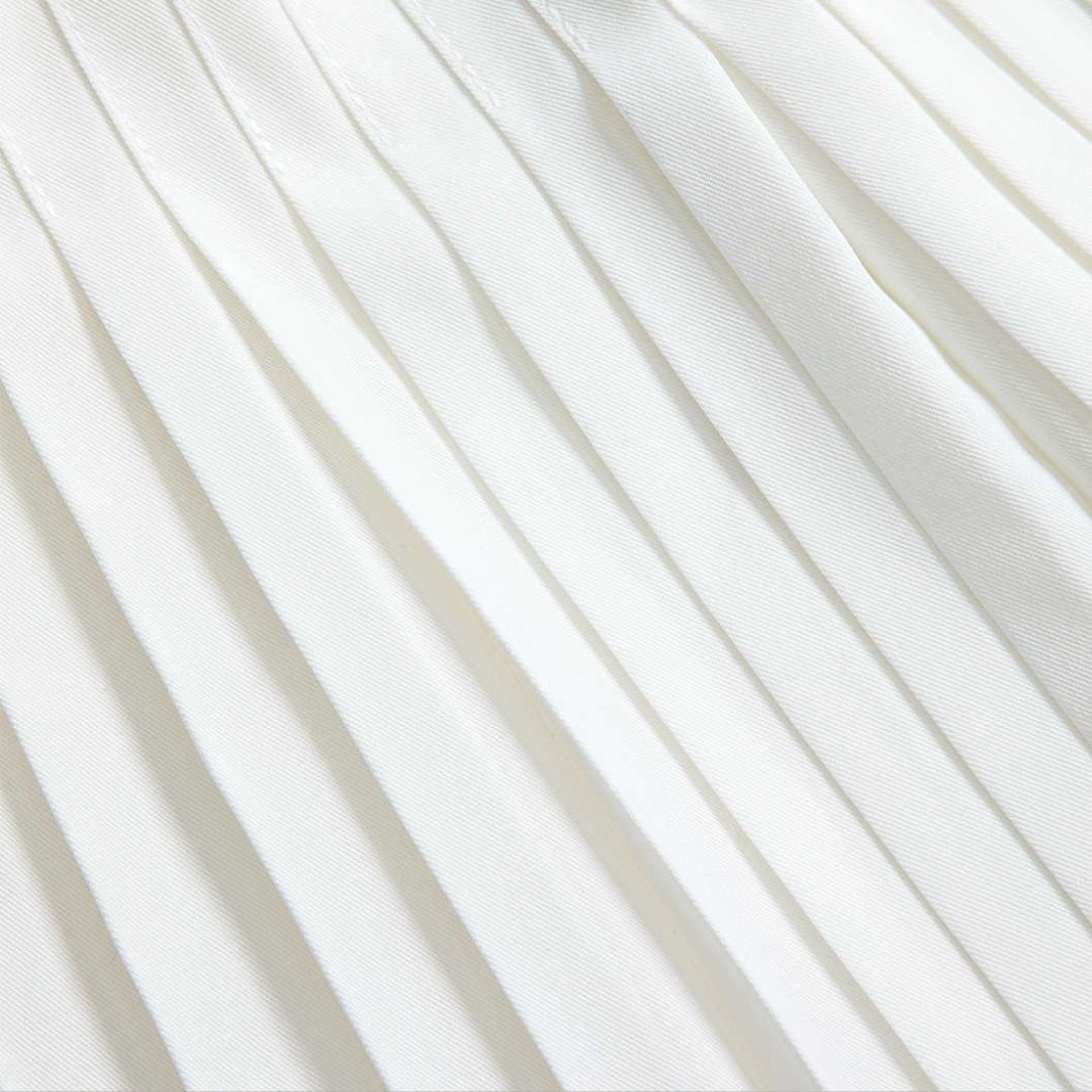 Vit plisserad topp med markerad midja och vida ärmslut