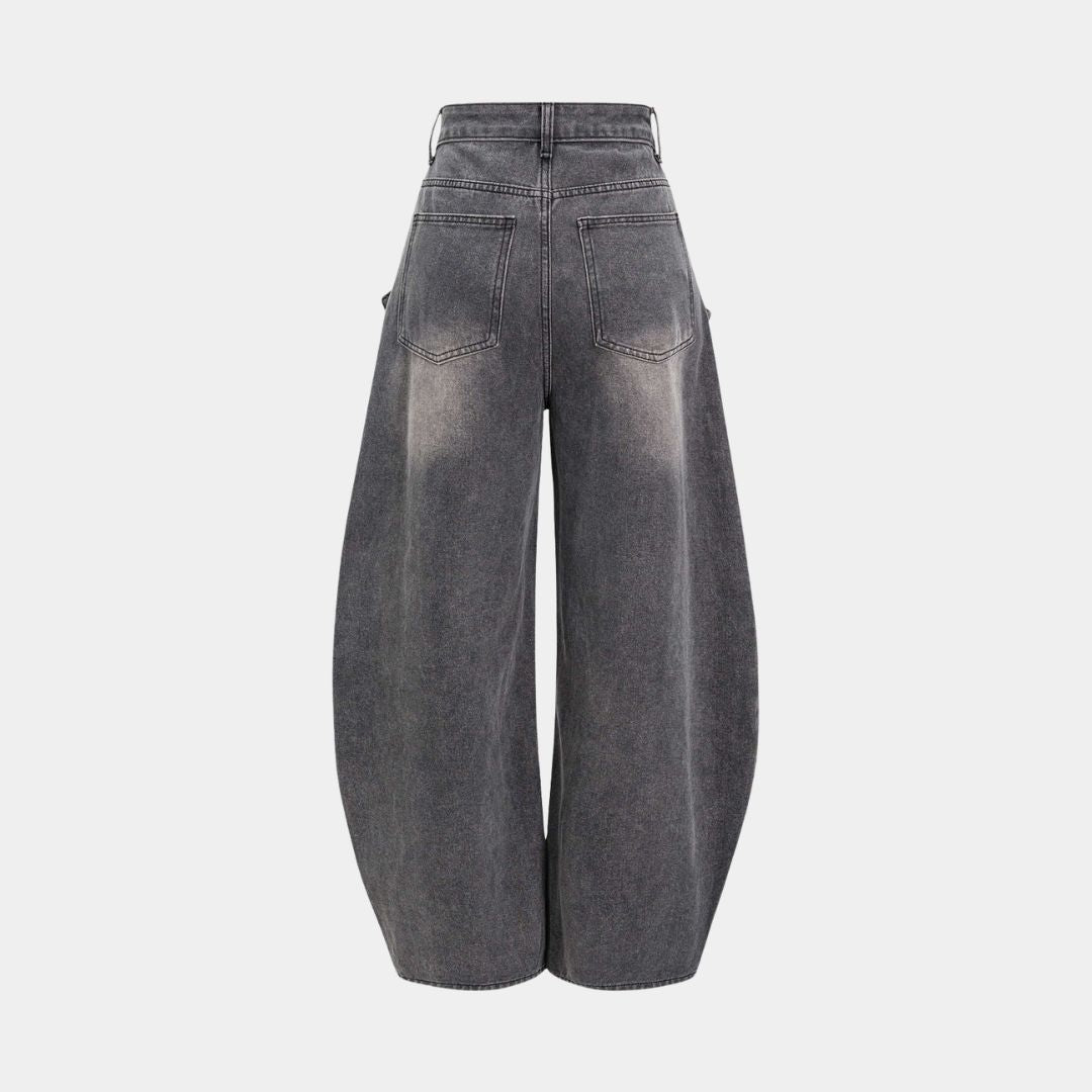 Statement-denimbyxor med överdimensionerade fickor, råa kanter, asymmetrisk sömnad och extra bred silhuett