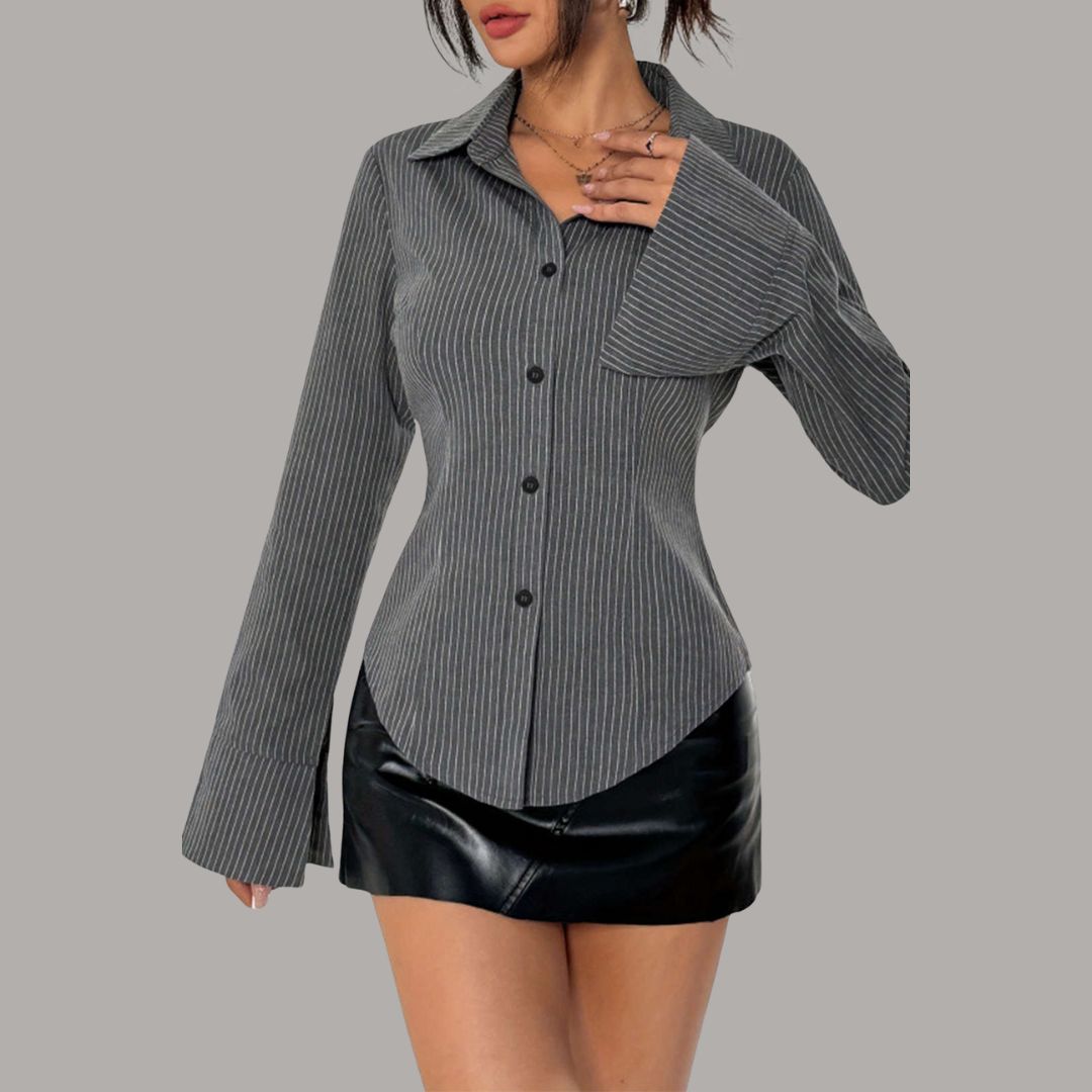 Grå figursydd skjorta med kritstrecksrandigt mönster och utsvängda ärmslut i stretchfri bomullslook