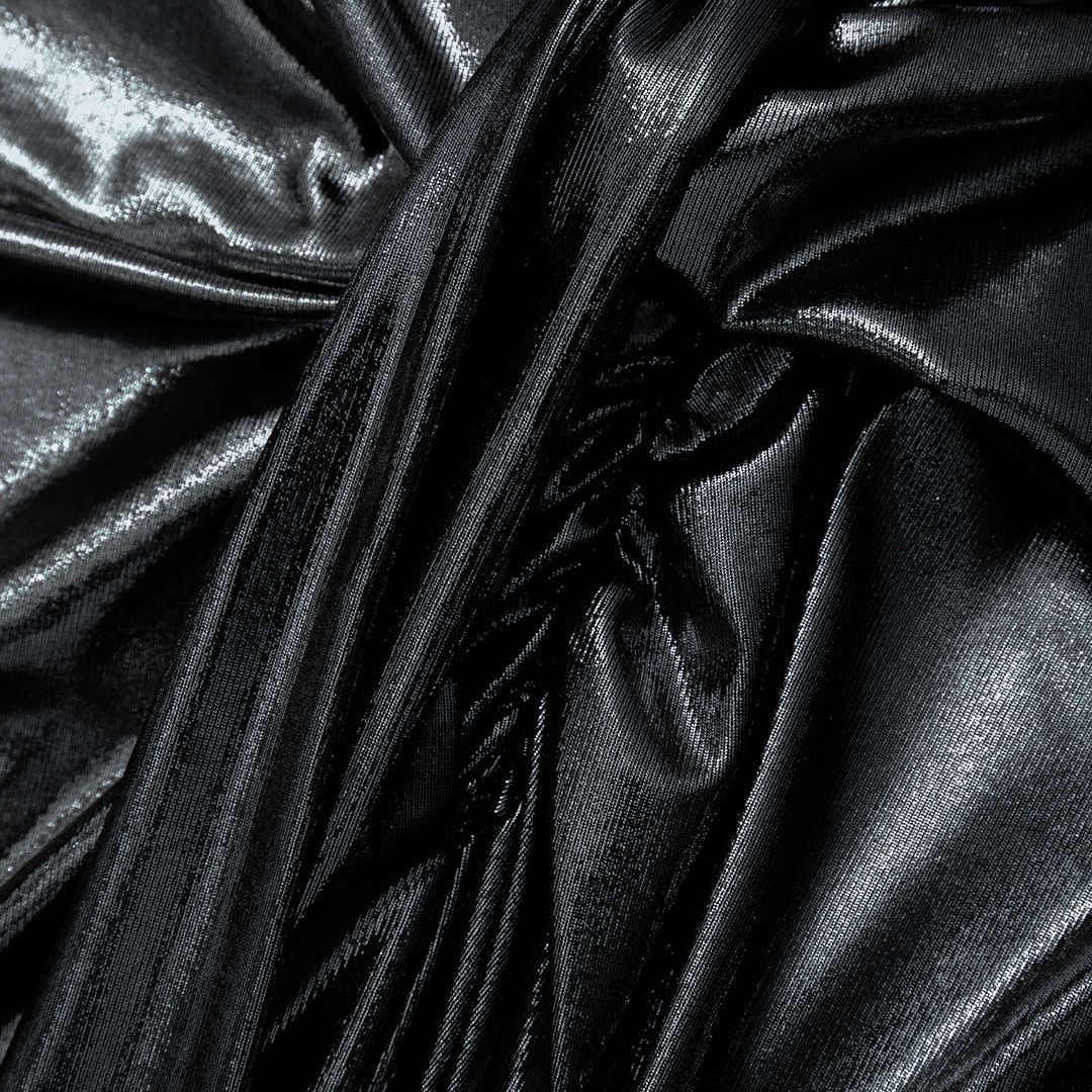 Lång svart klänning i glansigt coated tyg med draperad front och djup urringning