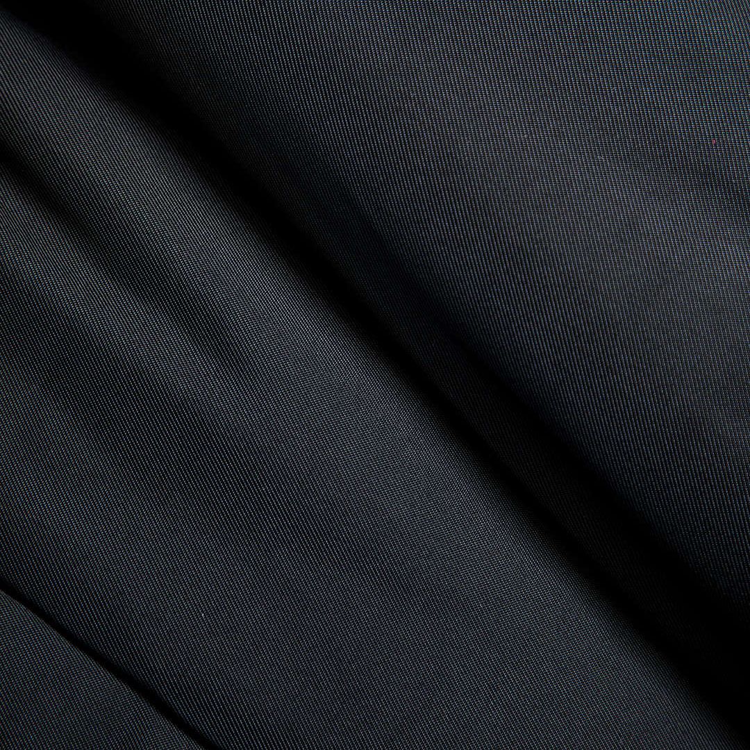 Svart avskalad puffjacka med off-shoulder-design och justerbara axelband