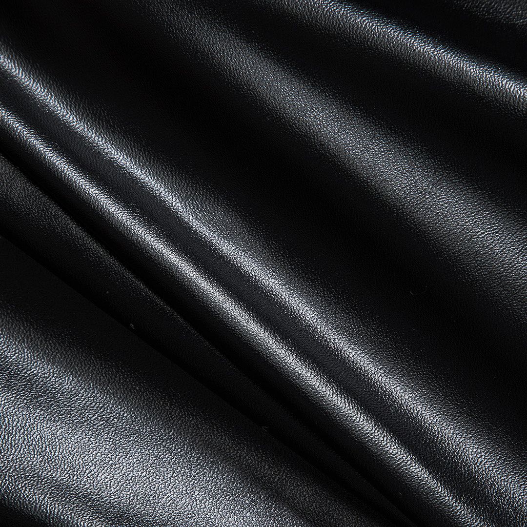 Kort figursydd skjorta i linnestruktur med kontrastärmar i veganskt läder och knappstängning