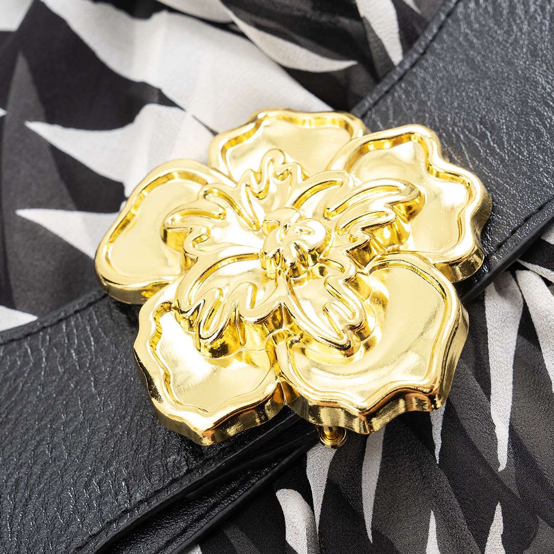 Romantisk transparent tulleblus med volanger och smickrande silhuett