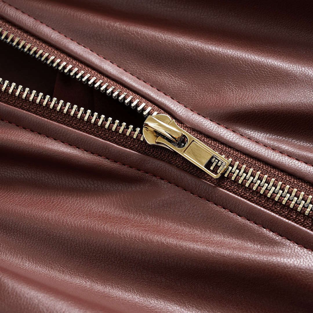 Brun topp i veganskt läder med voluminösa ärmar och skulptural silhuett