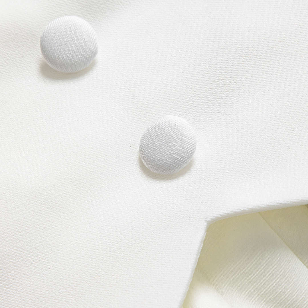 Vit axelbandslös maxiklänning med korsettdetaljer och veckad chiffongkjol i skräddarsydd siluett