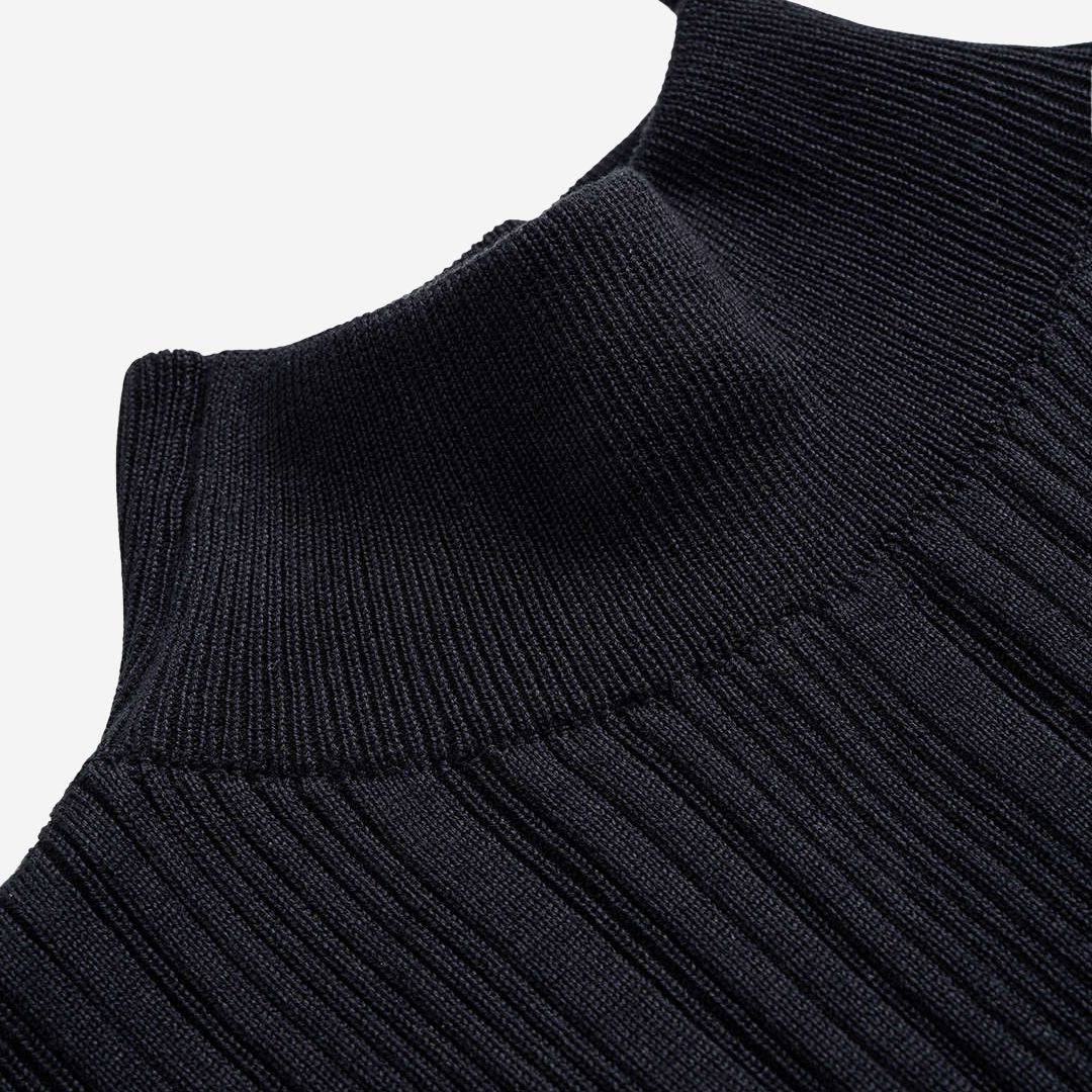 Svart ribbstickad ärmlös midiklänning i figurnära modell med polokrage och elegant minimalistisk design