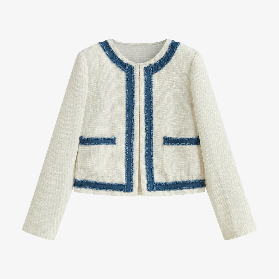 Vit boucléjacka med kontrasterande denimkanter