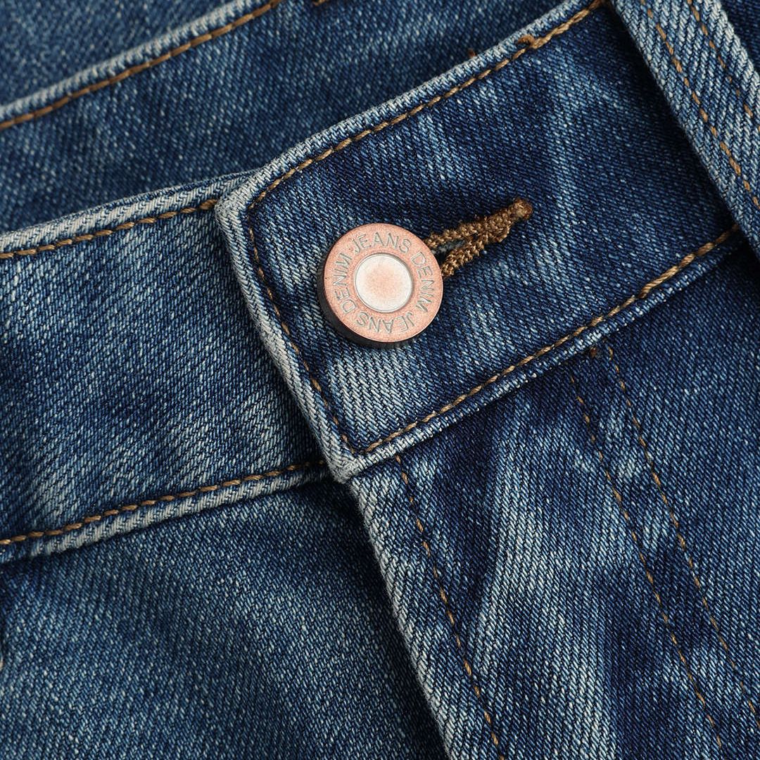 Mörkblå utsvängda jeans med vintage tvätteffekt, låg stretch och figurnära passform i mjuk bomullsdenim