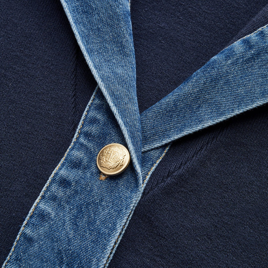 Marinblå stickad kort jacka med denimdetaljer, sjömanskrage och guldfärgade knappar