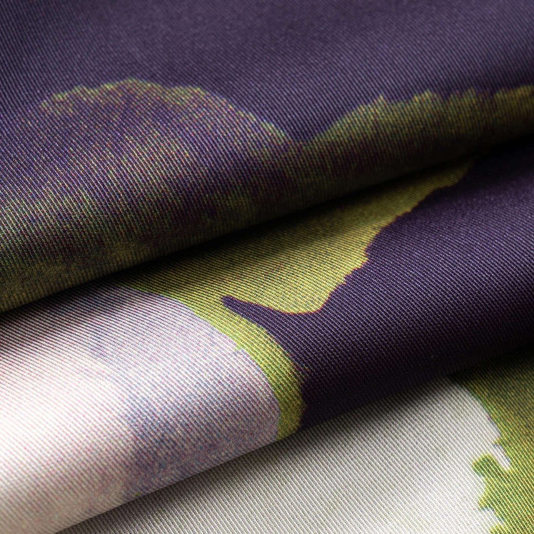 Midiklänning i mönstrad satin med draperad omlottfront, ärmlös design och figurnära siluett