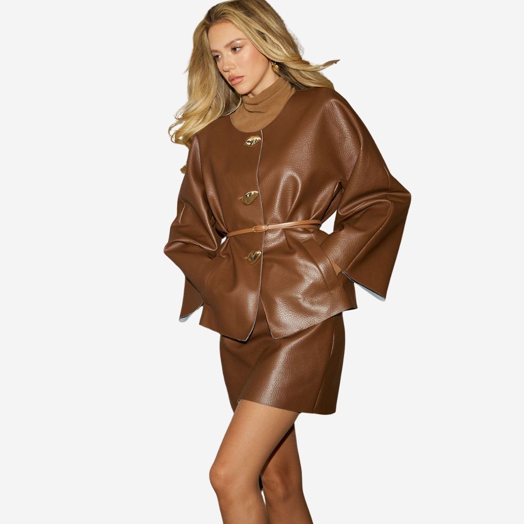 Brun kort kavajstil jacka i präglat veganskt läder med skulpturala ärmar och dekorativa guldfärgade knappar