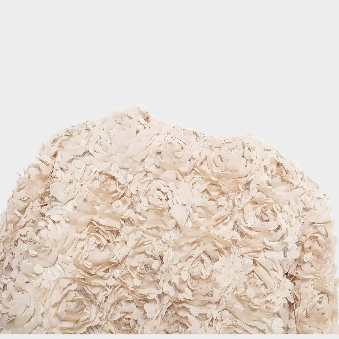 Vit kort jacka med 3D-blomdetaljer och öppen front