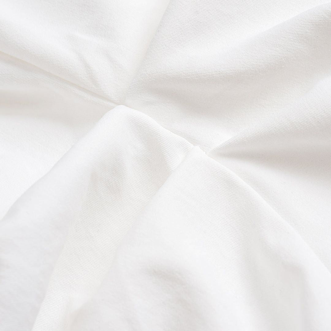 Vit ärmlös figursydd topp i twill med guldfärgade knappar och V-ringning för dam