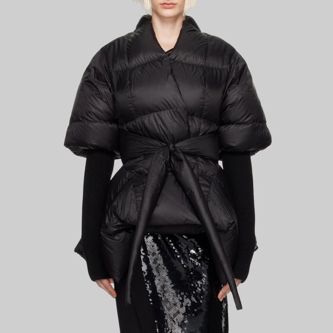 Vadderad omlottjacka med skärp och puffärmar med stickade muddar