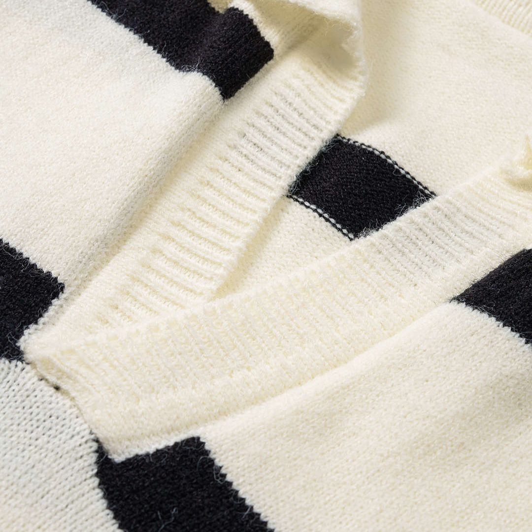 Randig stickad väst i krämvitt med krage och lös passform